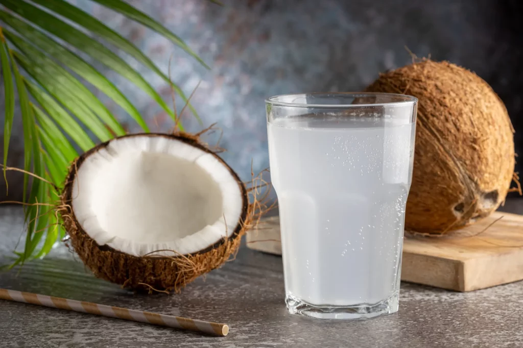 5 Manfaat Mengonsumsi Air Kelapa Setiap Hari