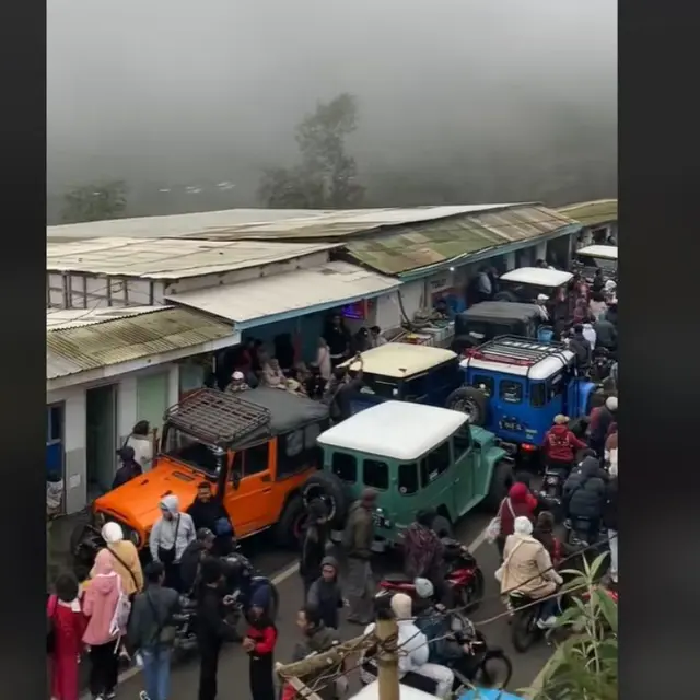 Libur Natal di Gunung Bromo: Antrean Panjang dan Harmoni Tradisi Tengger
