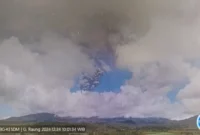 Letusan Gunung Raung Hiasi Langit 