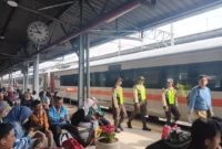 Stasiun Pasar Senen Dipadati 16.000 Penumpang, Suasana Meriah Penuh Kehangatan Natal