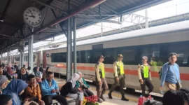Stasiun Pasar Senen Dipadati 16.000 Penumpang, Suasana Meriah Penuh Kehangatan Natal