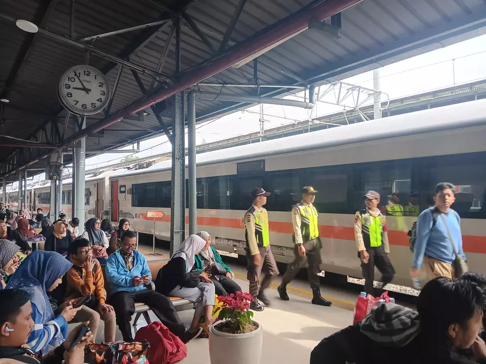 Stasiun Pasar Senen Dipadati 16.000 Penumpang, Suasana Meriah Penuh Kehangatan Natal