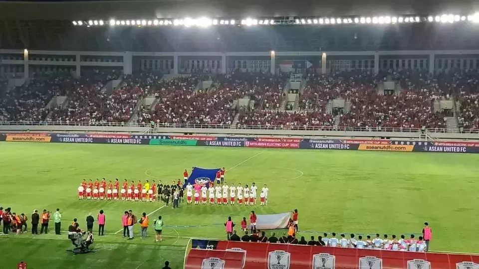 Atmosfer Meriah di Stadion Manahan: Ribuan Suporter Dukung Indonesia Hadapi Filipina di Piala AFF 2024