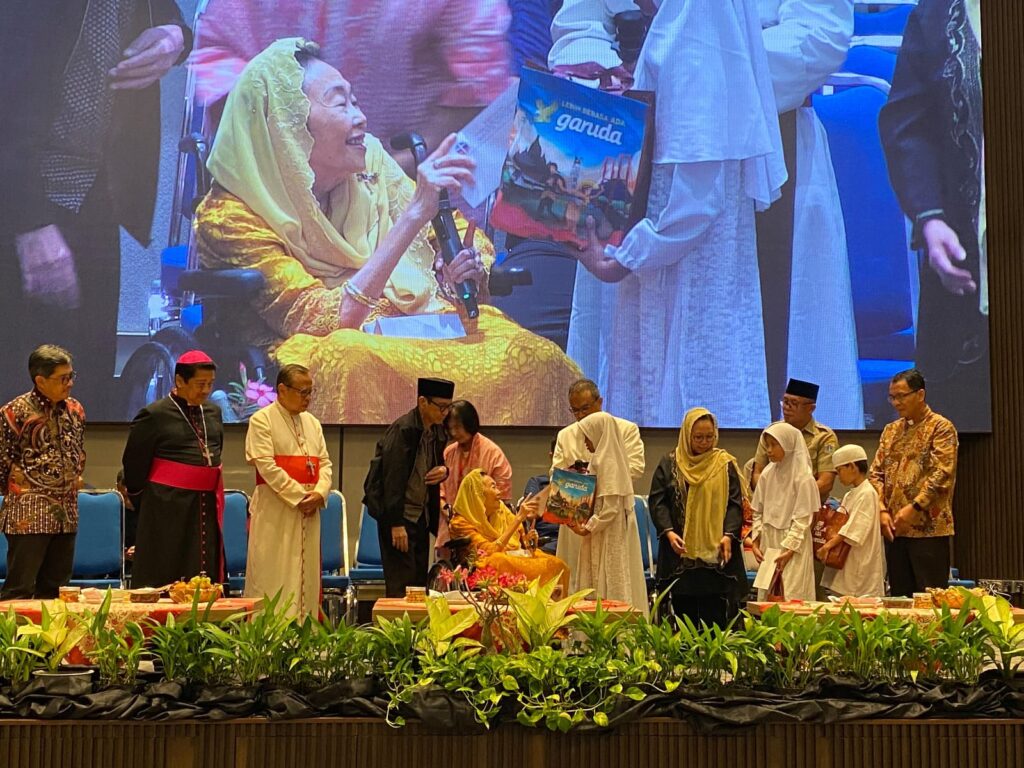 Buka Puasa Bersama KWI, Hj Shinta Nuriyah dan Anak Yatim Gaungkan Pesan Kedamaian dan Persatuan