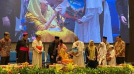Buka Puasa Bersama KWI, Hj Shinta Nuriyah dan Anak Yatim Gaungkan Pesan Kedamaian dan Persatuan
