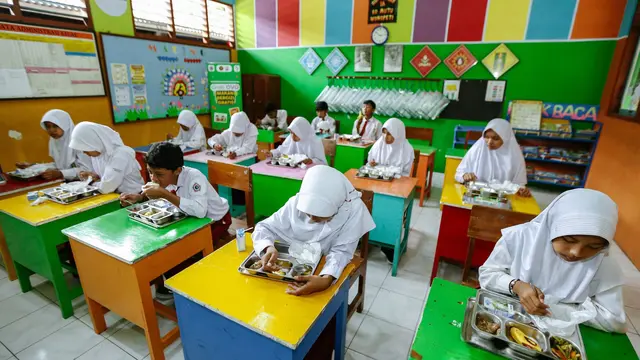 Inovasi Skema MBG Ramadan: Menu Bawa Pulang untuk Anak Sekolah Pemerintah meluncurkan pendekatan baru dalam program Makan Bergizi Gratis (MBG) bagi anak sekolah selama bulan Ramadan. Dalam skema yang diperbarui, makanan tidak hanya dikonsumsi di sekolah, tetapi juga disediakan untuk dibawa pulang, sehingga dapat dinikmati saat berbuka puasa. Kepala Badan Gizi Nasional, Dadan Hindayana, menjelaskan bahwa mekanisme baru ini sudah diberlakukan sejak 6 Maret 2025. “Meski konsepnya berubah, besaran biaya MBG selama Ramadan tetap sama seperti hari biasa. Semua anak sekolah akan menerima makanan yang bisa dibawa pulang secara serempak,” ungkapnya. Detail Skema dan Menu Menurut Dadan, menu MBG dirancang agar tahan lama, sehingga aman untuk disimpan hingga waktu berbuka puasa. Menu tersebut meliputi telur rebus, susu, kurma, kue kering fortifikasi, dan buah-buahan. “Kami juga menambahkan variasi seperti bubur kacang hijau atau kolak secara berkala, untuk memastikan komposisi gizinya tetap seimbang antara protein, karbohidrat, dan serat,” tambahnya. Sebelumnya, pelaksanaan MBG dilakukan pada pagi hari sekitar pukul 09.00 WIB, yang membuat jarak waktu cukup jauh hingga saat berbuka puasa sekitar pukul 18.00 WIB. Dengan skema baru ini, anak-anak bisa menikmati makanan bergizi tepat waktu sesuai kebutuhan puasa. Mekanisme Baru Pelaksanaan Dalam penjelasan di Istana Negara, Dadan menyampaikan bahwa perubahan ini bertujuan untuk mengakomodasi kebutuhan anak yang berpuasa. “Walaupun sekolah tetap beroperasi dan program MBG dilaksanakan, mekanismenya diubah. Makanan yang disediakan bisa langsung dibawa pulang sehingga dapat dinikmati saat buka puasa bagi yang menjalankan ibadah, sementara bagi yang tidak berpuasa, bisa dikonsumsi di sekolah atau di rumah,” jelasnya. Pihak pemerintah juga menegaskan bahwa meski terdapat inovasi dalam penyaluran, kualitas makanan tetap menjadi prioritas utama. Akreditasi terhadap Satuan Pelayanan Pemenuhan Gizi (SPPG) akan dilakukan oleh lembaga independen, yang akan memberikan penilaian mulai dari kategori unggul, baik sekali, hingga baik, jika jumlah SPPG sudah mencapai 2.000 unit. Proses intervensi ini akan berjalan hingga Agustus 2025. Tanggapan dari Berbagai Pihak Sebelumnya, beberapa laporan menyebutkan bahwa standar MBG di berbagai daerah belum konsisten. Masalah mulai dari makanan yang tidak sesuai standar gizi hingga kejadian keracunan pada siswa sempat mencuat. Direktur Eksekutif Global Strategi Riset Indonesia (GSRI), Sebastian Salang, menegaskan pentingnya perbaikan dari hulu, yakni di bagian pengolahan di SPPG. Menurutnya, kurangnya quality control (QC) di dapur umum menyebabkan penyajian makanan tidak optimal. “Saat ini banyak berita mengenai ketidaksesuaian pelaksanaan MBG, terutama di media sosial dan platform online. Dari riset yang kami lakukan, terlihat jelas bahwa konsep dan perencanaan awal belum matang. Hal ini berdampak pada kesiapan di lapangan ketika program dimulai pada Januari,” papar Sebastian. Dengan penerapan skema baru ini, diharapkan program MBG dapat berjalan lebih efektif, aman, dan sesuai dengan kebutuhan anak-anak selama bulan suci Ramadan.