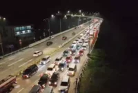 Kemacetan Parah di Exit Tol Bocimi, Penumpang Beralih ke "Moda Jalan Kaki"