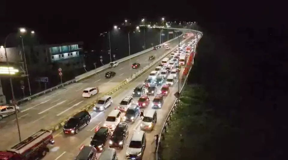 Kemacetan Parah di Exit Tol Bocimi, Penumpang Beralih ke "Moda Jalan Kaki"