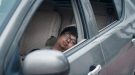 Tidur di Mobil Demi Keselamatan, Pria Ini Justru Kena Denda Fantastis!
