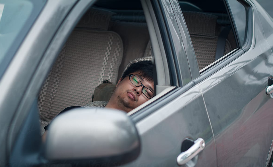 Tidur di Mobil Demi Keselamatan, Pria Ini Justru Kena Denda Fantastis!