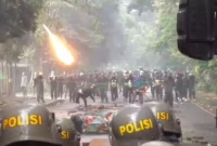 May Day Memanas di Bandung: Polisi Bentrok dengan Massa Berpakaian Hitam