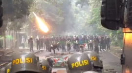 May Day Memanas di Bandung: Polisi Bentrok dengan Massa Berpakaian Hitam