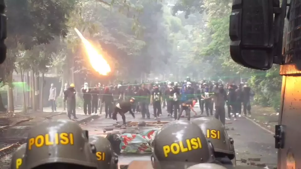 May Day Memanas di Bandung: Polisi Bentrok dengan Massa Berpakaian Hitam