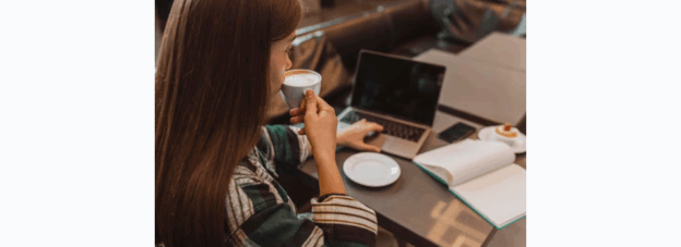 Ngopi Sambil Ngetik: Beneran Produktif atau Cuma Cari Estetika?