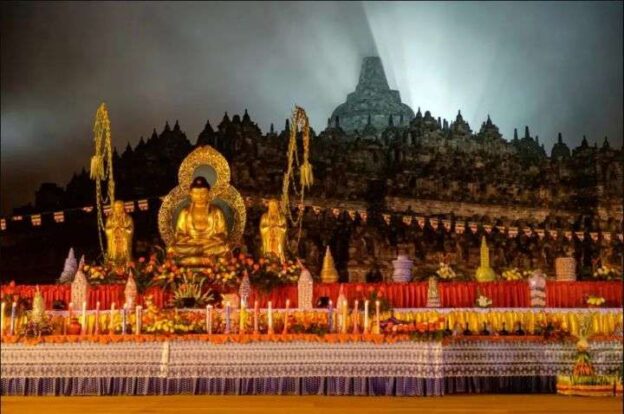 Menjelang Waisak, Umat Buddha Awali Ritual Pengambilan Air Suci dan Api Dharma