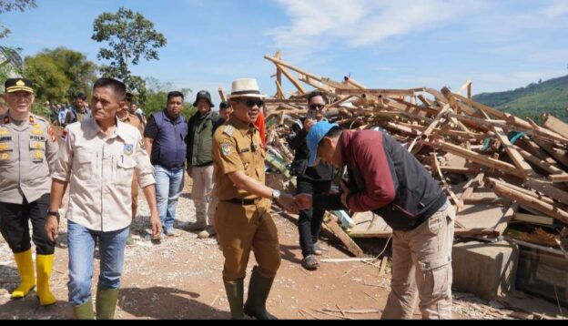 Bupati Bandung Tinjau Lokasi Longsor di Nagreg, Fokus pada Keselamatan Warga