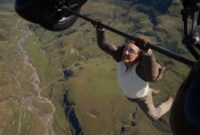 Tom Cruise Cetak Rekor Dunia Lewat Aksi Parasut Terbakar di Film Terbaru Mission: Impossible