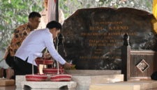 Gibran Blusukan ke Blitar, Ziarah ke Makam Bung Karno Jadi Awal Kunjungan
