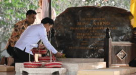 Gibran Blusukan ke Blitar, Ziarah ke Makam Bung Karno Jadi Awal Kunjungan