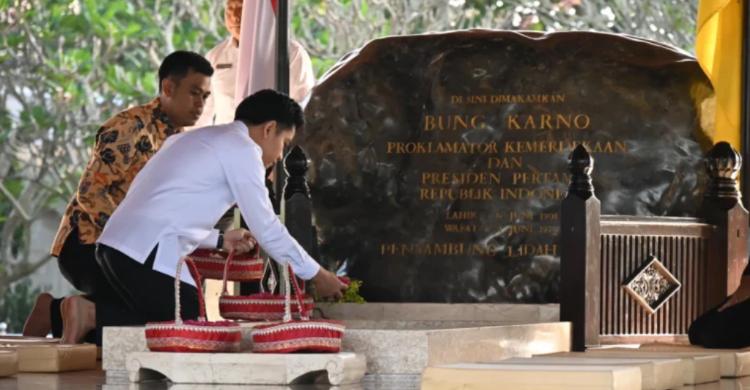 Gibran Blusukan ke Blitar, Ziarah ke Makam Bung Karno Jadi Awal Kunjungan